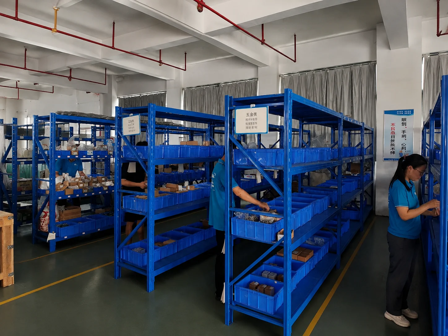 Picking hinges, handles and seals per order in the Zenova parts store