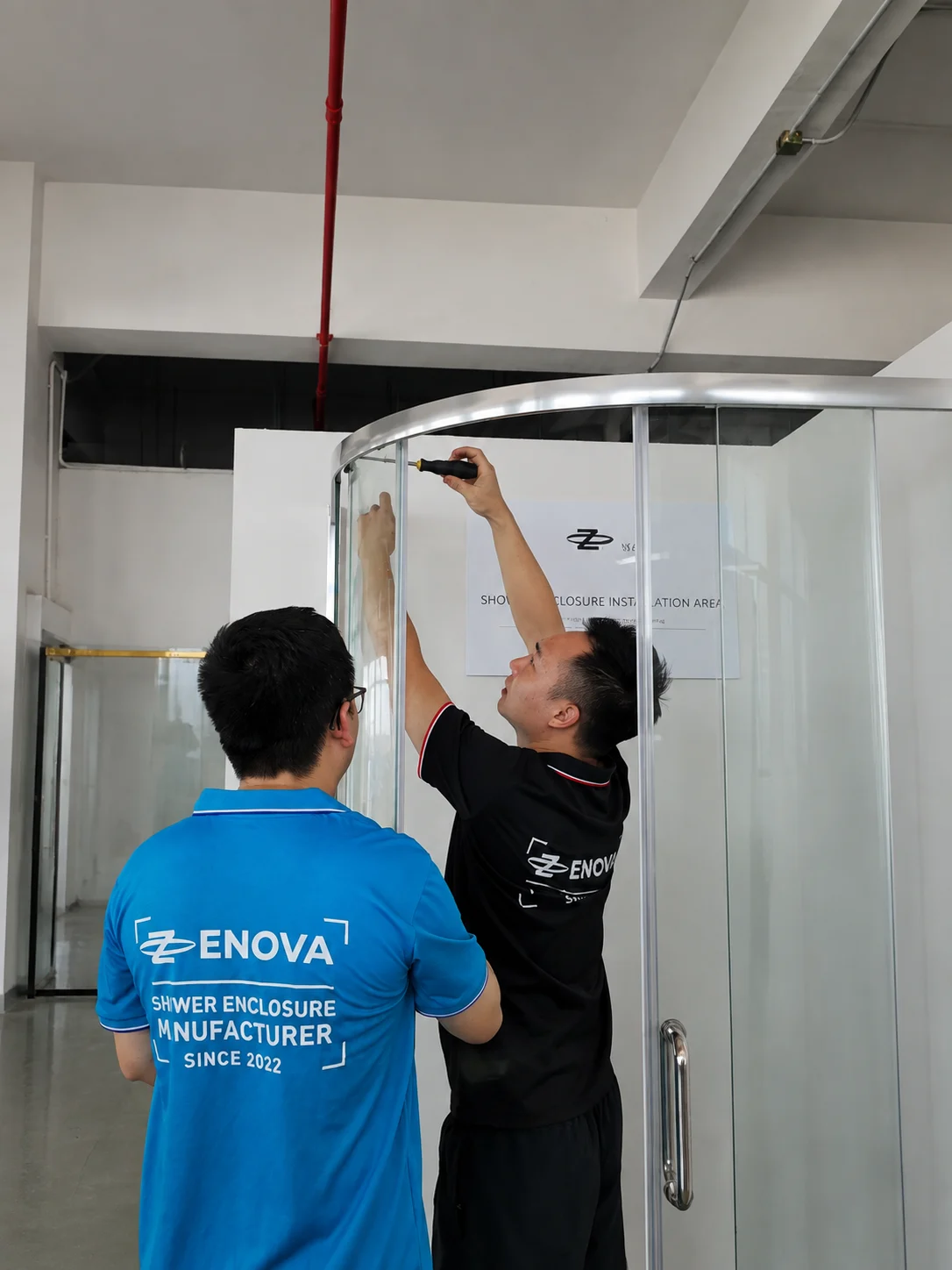 Trial assembly of a sliding shower enclosure in the Zenova installation booth